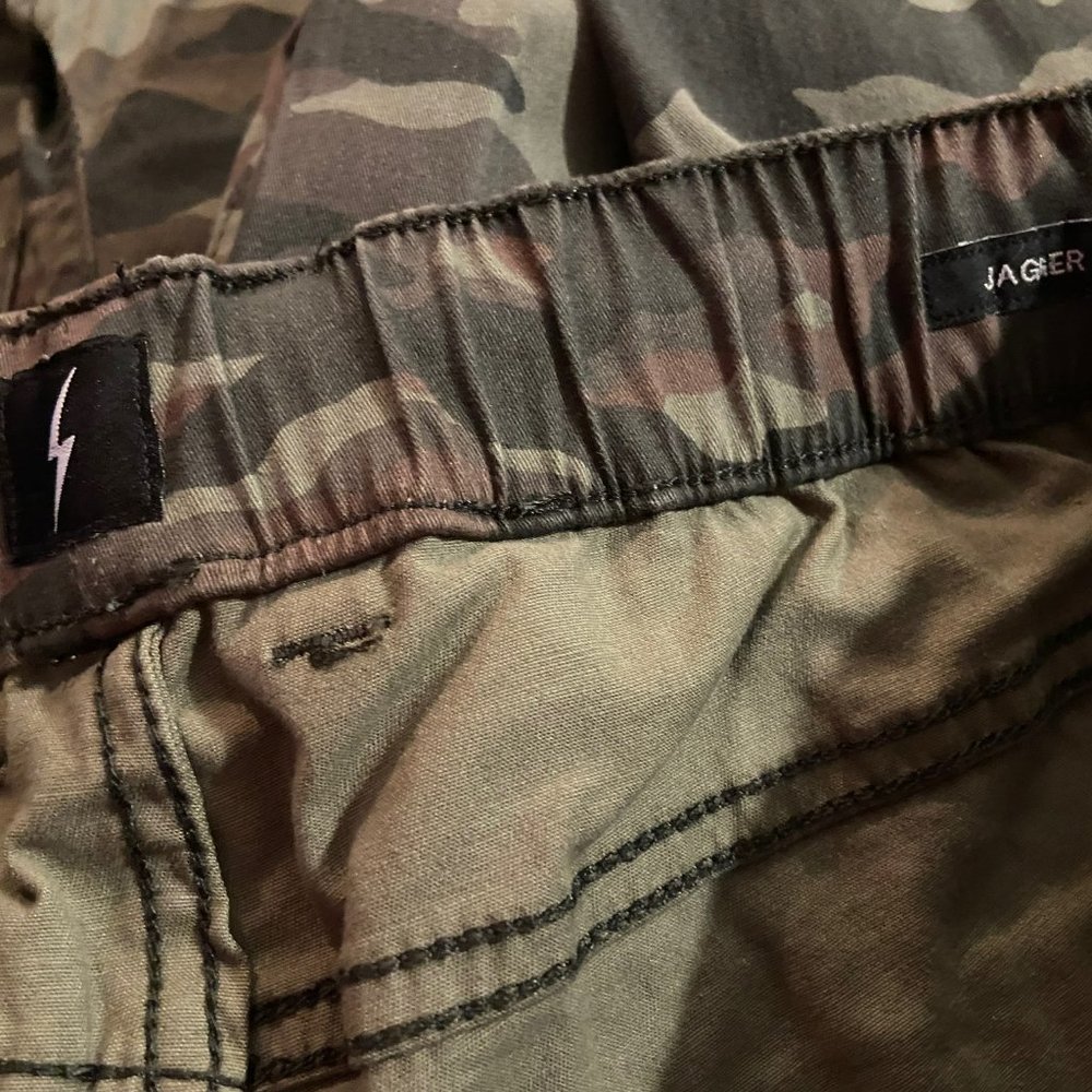 Jeaniologie Men's Jagger Distressed 5-Pocket Twill Camo Jogger Pants - NWT - Picture 6 of 6